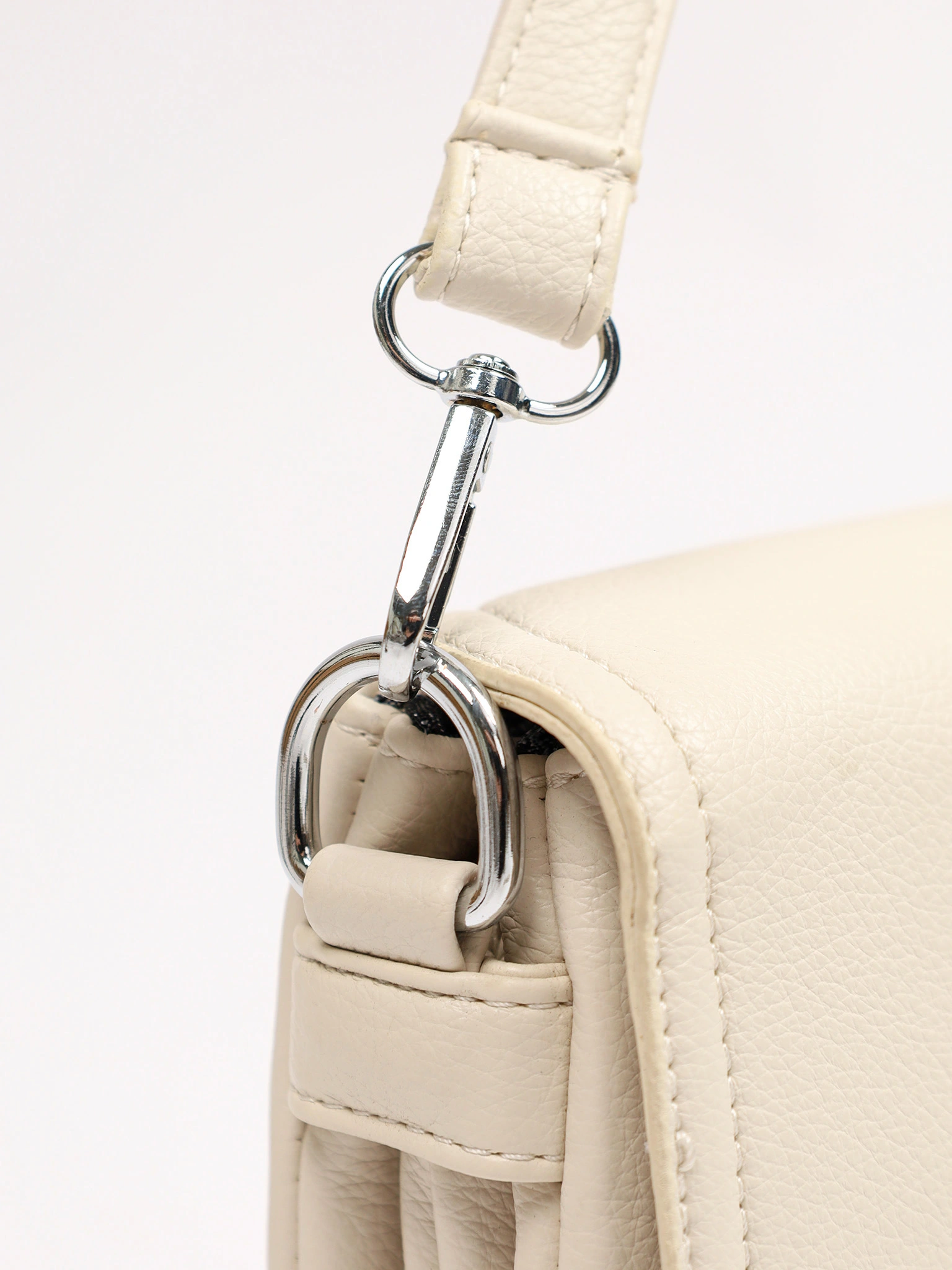 Сумка-кроссбоди со съемной ручкой и декоративными пуллерами в ассортименте